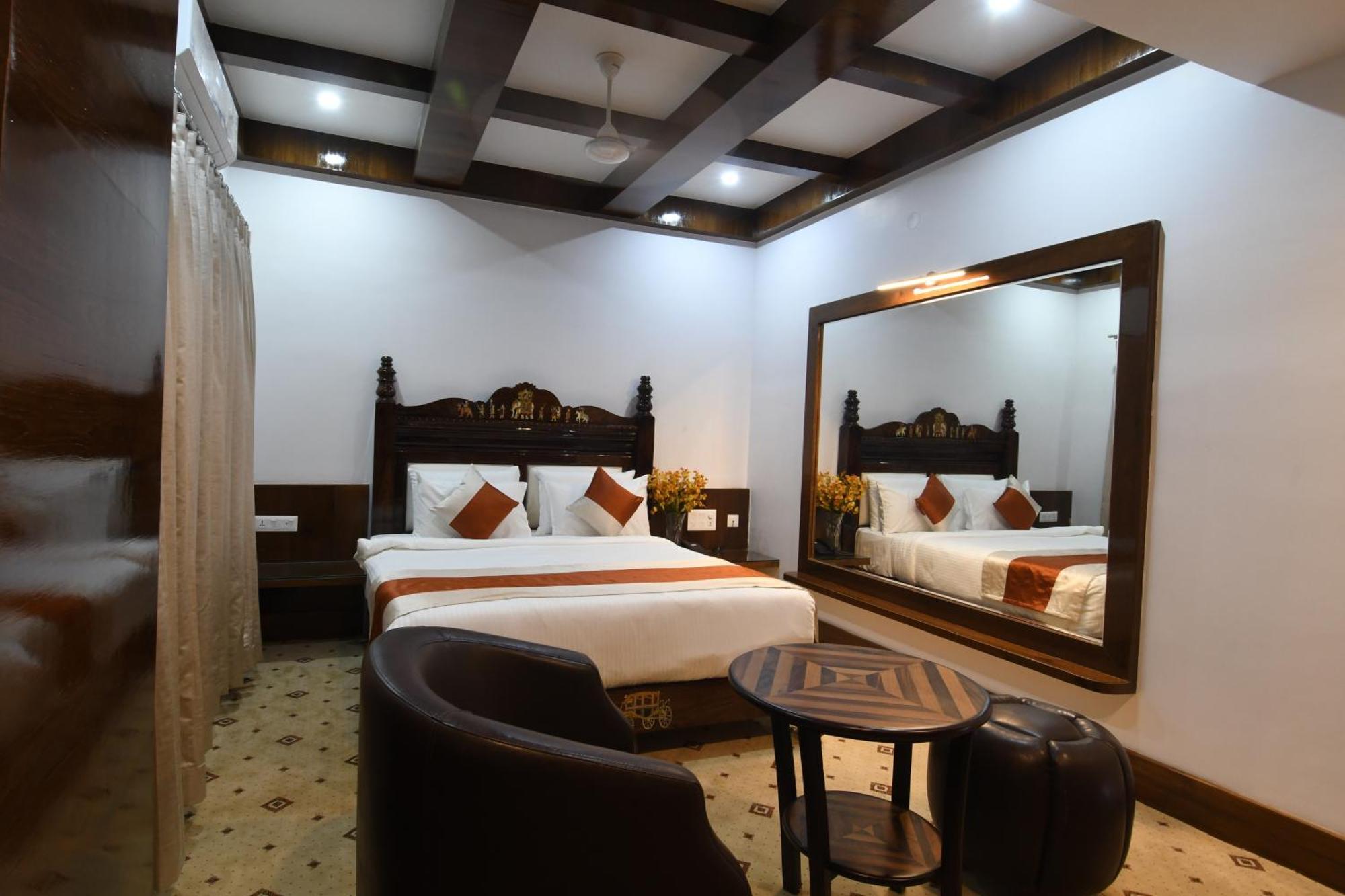 Hotel Lok Sagar Mysore Exteriör bild