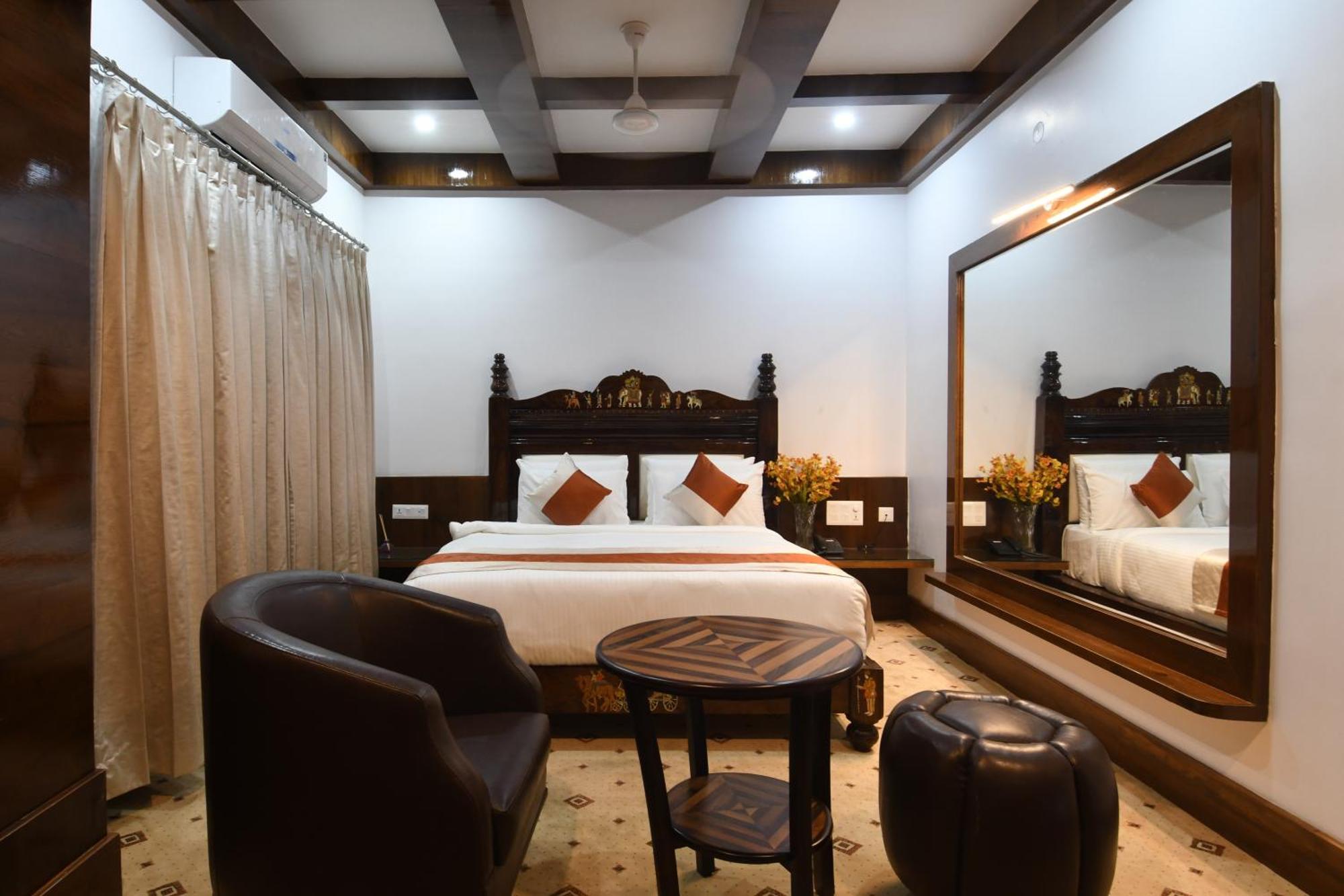 Hotel Lok Sagar Mysore Exteriör bild